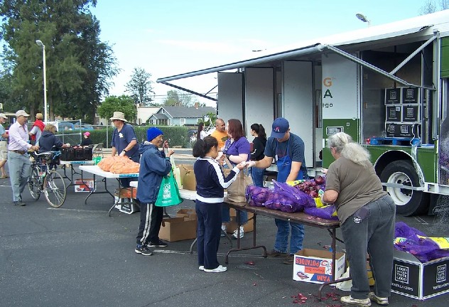 ramona-food-and-clothes-closet-volunteer-food-pantry